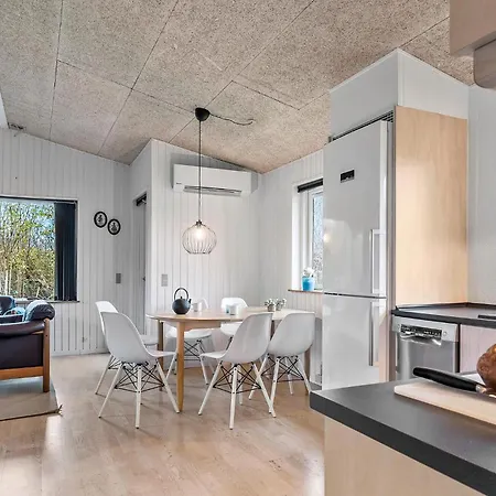 Dom wakacyjny Three-bedroom In